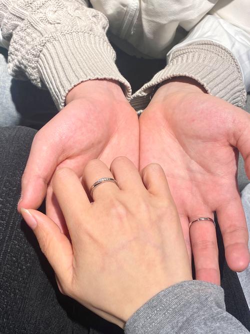 情侣带对戒怎么拍照好看_自然柔和光拍对戒，手部姿态和道具显情感