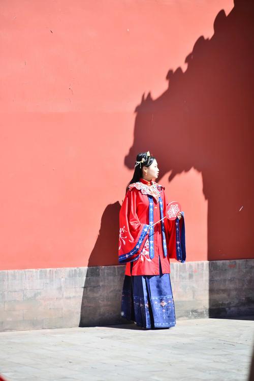 故宫唯美拍照姿势_红墙前创意合影