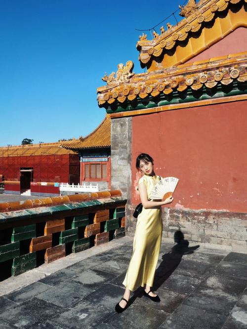 故宫穿什么衣服拍照好看_红墙配汉服，栏杆构图美