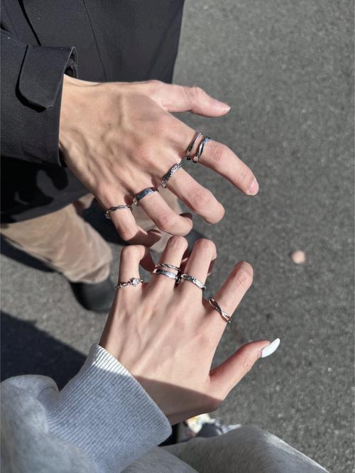 情侣带对戒怎么拍照好看_自然柔和光拍对戒，手部姿态和道具显情感