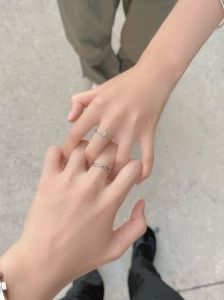 双手带戒指拍照片_求婚戴戒指拍照怎么拍才好看？6妙招秀恩爱！